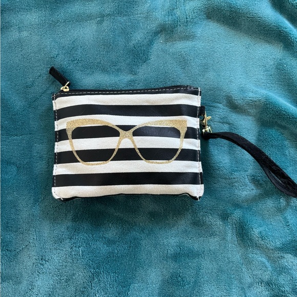 Betsey Johnson Black Sunglasses with Pearl Chain - Picture 3 of 3